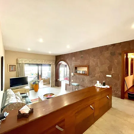 With Bbq, Private Heated Pool In Tenerife South 别墅